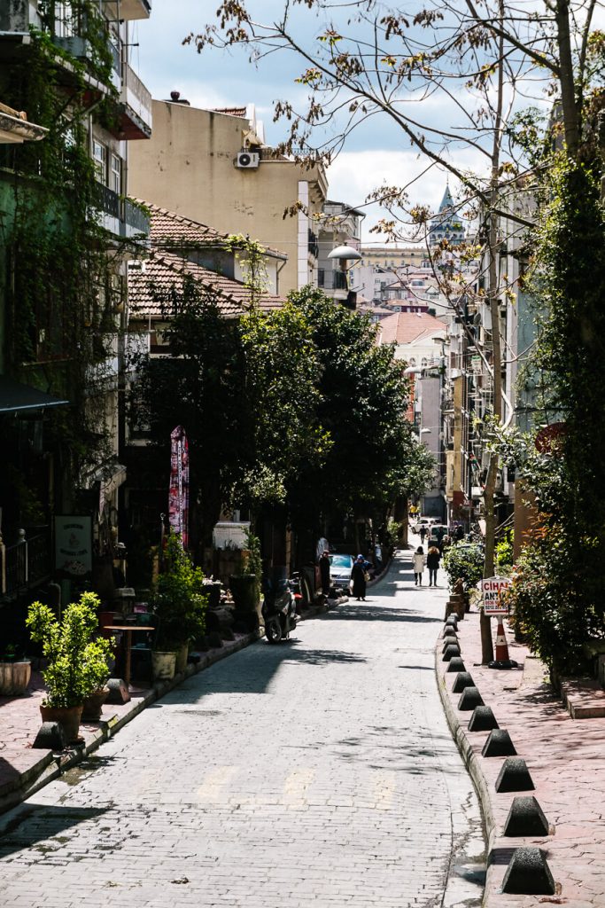 straat in cihangir, een van de leuke wijken in Istanbul