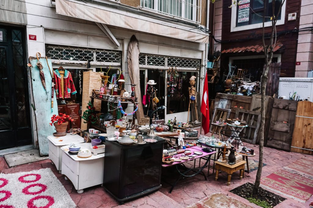 vintage winkel op Cukur Cuma Cadessi, een van de leuke wijken in Istanbul