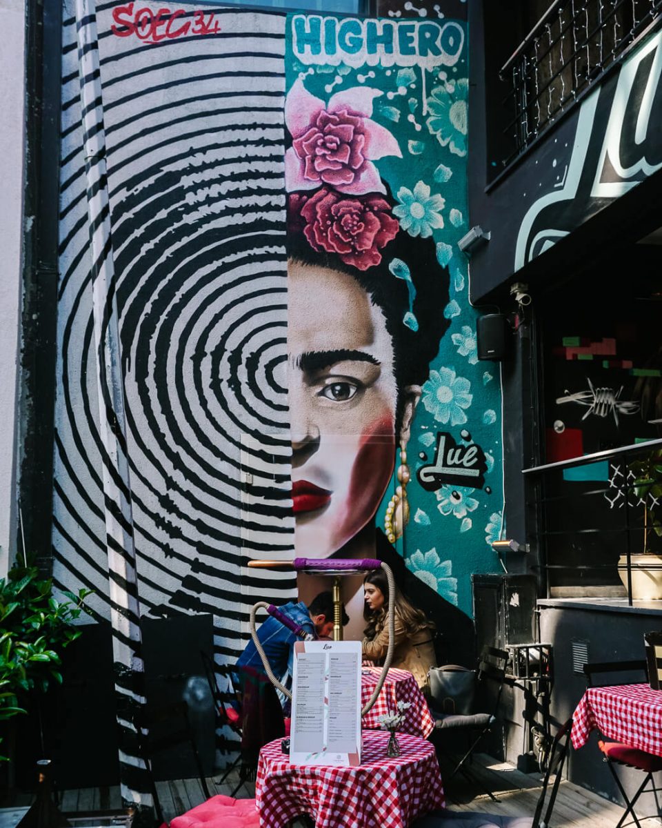 Frida Kahlo streetart in Karakoy, een van de leukste wijken in Istanbul