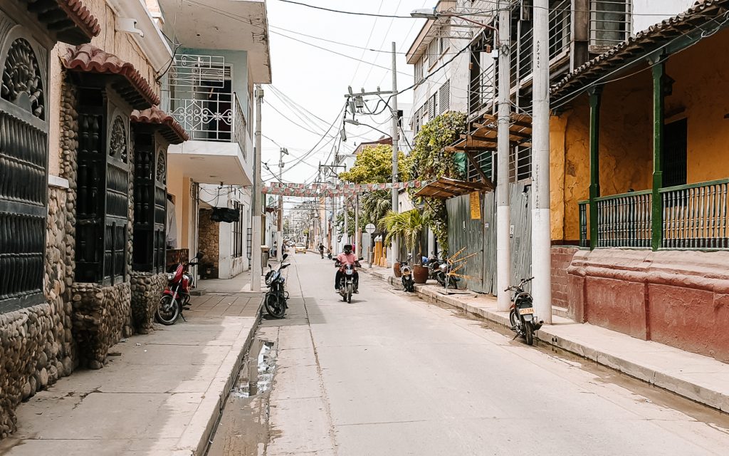 Straatjes met gekleurde huizen in het koloniale centrum - een van de bezienswaardigheden in Santa Marta Colombia.