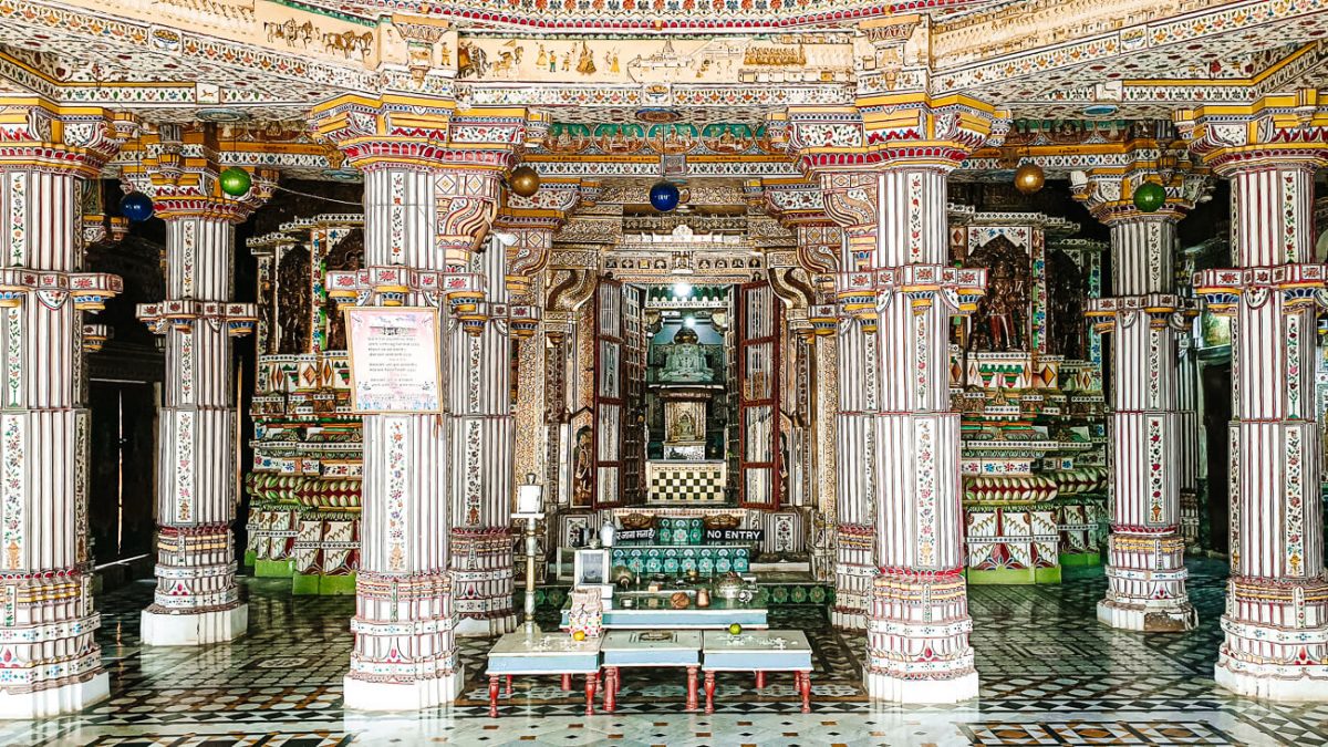 Een tempel die er vanaf de buitenkant niet zo bijzonder uitziet, doet je binnen verwonderen door het overweldigende gebruik aan verschillende kleuren. De Seth Bhandasar Jain tempel werd in de 15e eeuw gebouwd voor een Tirthankar, een Jain leermeester. De tempel staat bekend om haar talloze ornamenten, schilderijen en spiegelwerk, waarbij de levens van 24 Jain leermeesters zijn afgebeeld. 