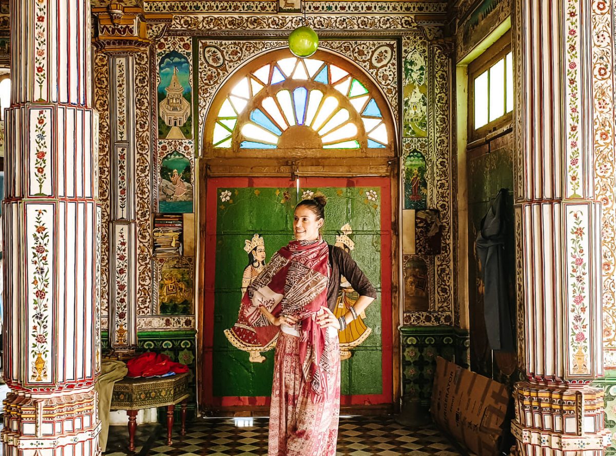Deborah bij Seth Bhandasar Jain tempel.
