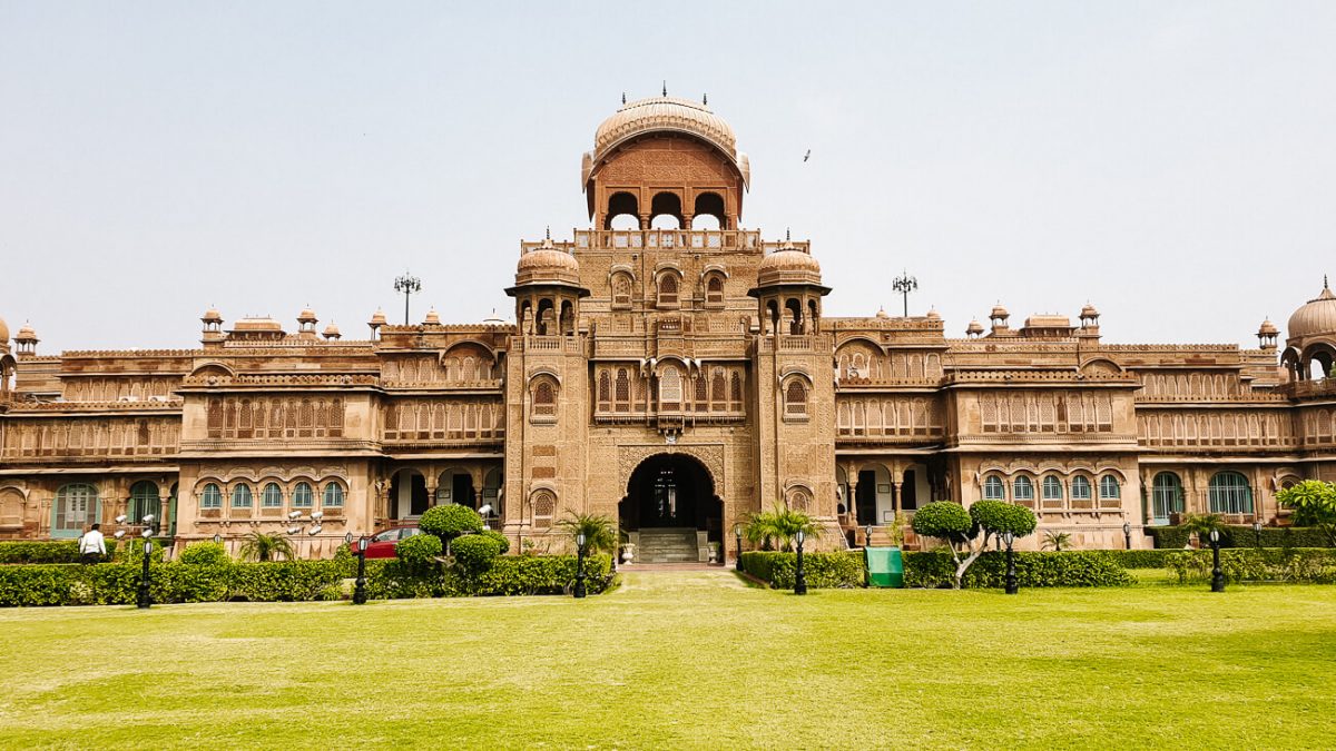 Het Lalgarh paleis, ookwel het rode fort genoemd, bestaat uit verschillende gebouwen, gelegen rondom grote tuinen.