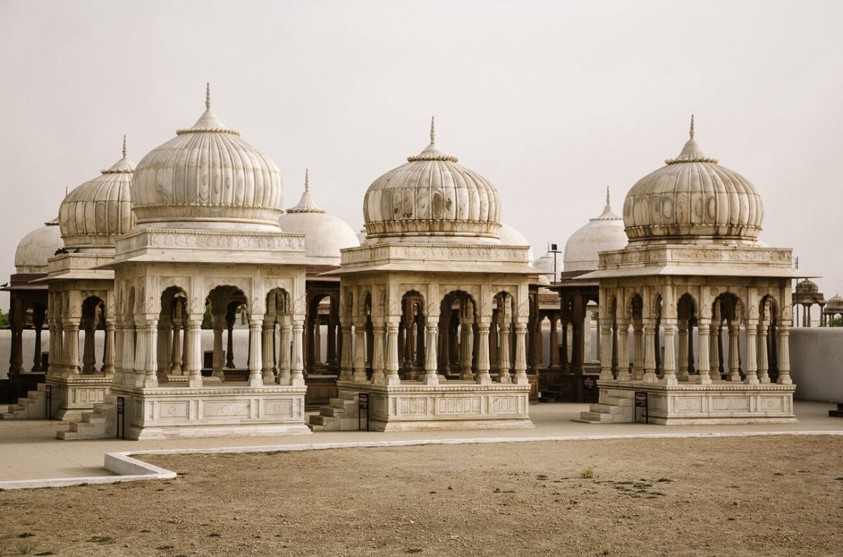 On the outskirts of Bikaner, along a large reservoir, you will find the former cremation sites of the Bikaji dynasty royal family.  Devi Kund Sagar, consists of several cenotaphs or chhatris (domed pavilions), made of marble with beautiful ornaments. 