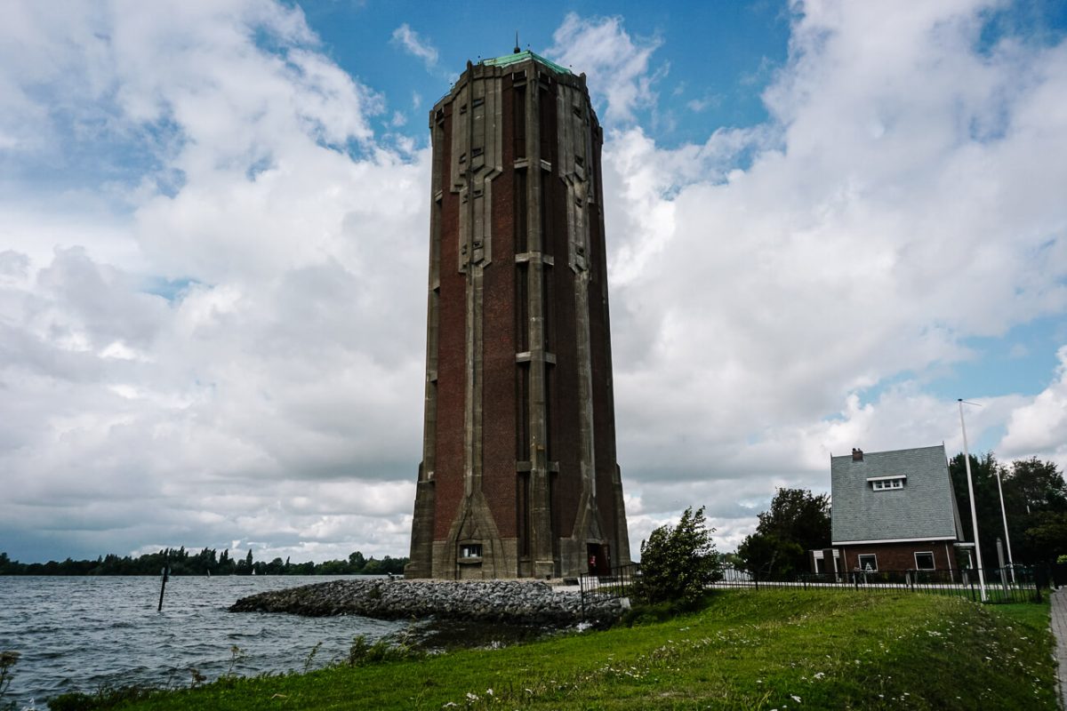 Een van de activiteiten die je kunt doen in Aalsmeer is een bezoek brengen aan de Watertoren, gelegen aan de Westeinder plassen.