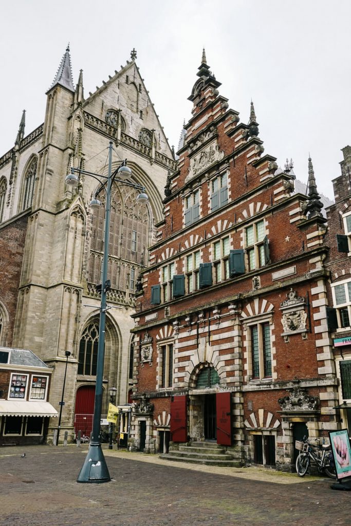 Een plek die je natuurlijk niet mag overslaan in Haarlem is de Sint Bavo kerk of grote kerk, een van de bekendste bezienswaardigheden. 