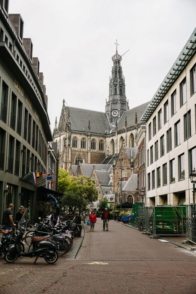 Een plek die je natuurlijk niet mag overslaan in Haarlem is de Sint Bavo kerk of grote kerk, een van de bekendste bezienswaardigheden. 