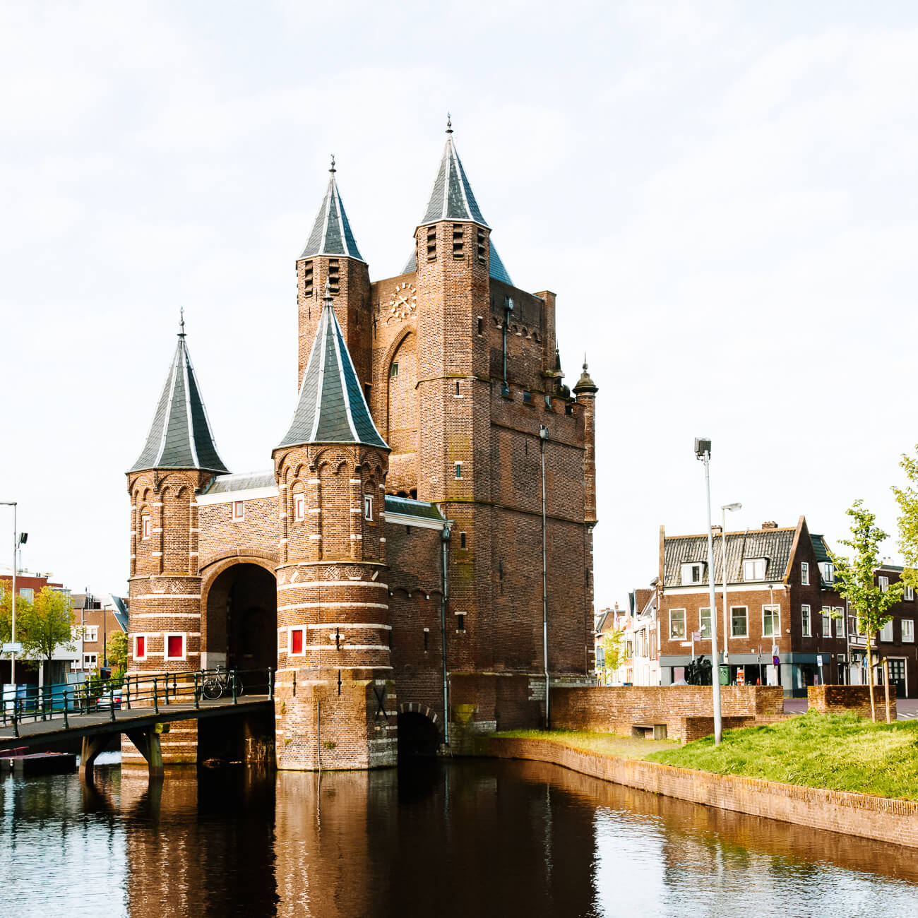 A quick stop at the Amsterdamse Poort, the old city gate of Haarlem, from the 15the century, can not be missed.