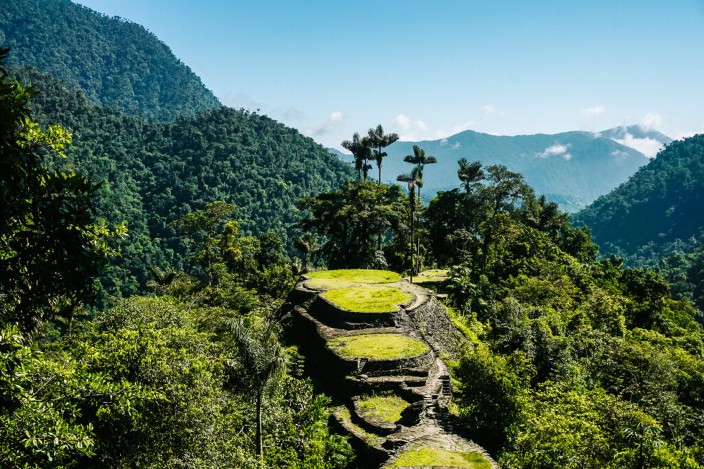 Heb je een goede conditie en ben je avontuurlijk ingesteld? Dan zou de tocht naar La Ciudad Perdida in Colombia, zomaar eens de tocht van je leven kunnen worden. De verloren stad van de Tayrona indinanen, een precolumbiaanse cultuur, ligt diep in de jungle van de Sierra Nevada. En de enige manier om deze plek te bereiken is te voet, door de jungle, gedurende 4 dagen, onder begeleiding van een gids. Je loopt 2 dagen heen en dan exact dezelfde weg weer terug. 