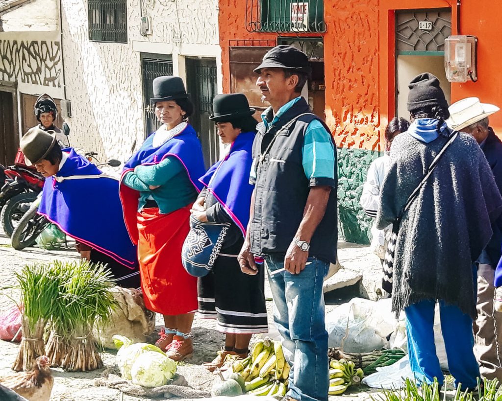 Lokale mark in Silvia. Wekelijks komen hier lokale mensen, waaronder de Guambiano bevolking, uit de omliggende dorpen samen om hun fruit, groenten, vlees en andere waren te verkopen.