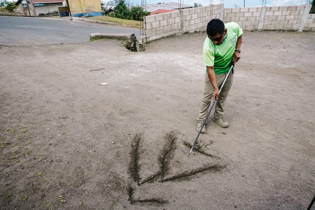 gids die uitlegt geeft over vulkaan hike in Guatemala