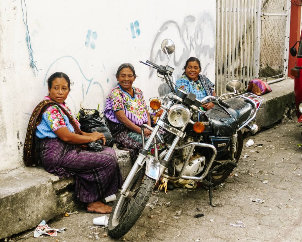 Lokale vrouwen rondom het meer van Atitlán - een bestemming om op te nemen in jouw route en rondreis door Guatemala.