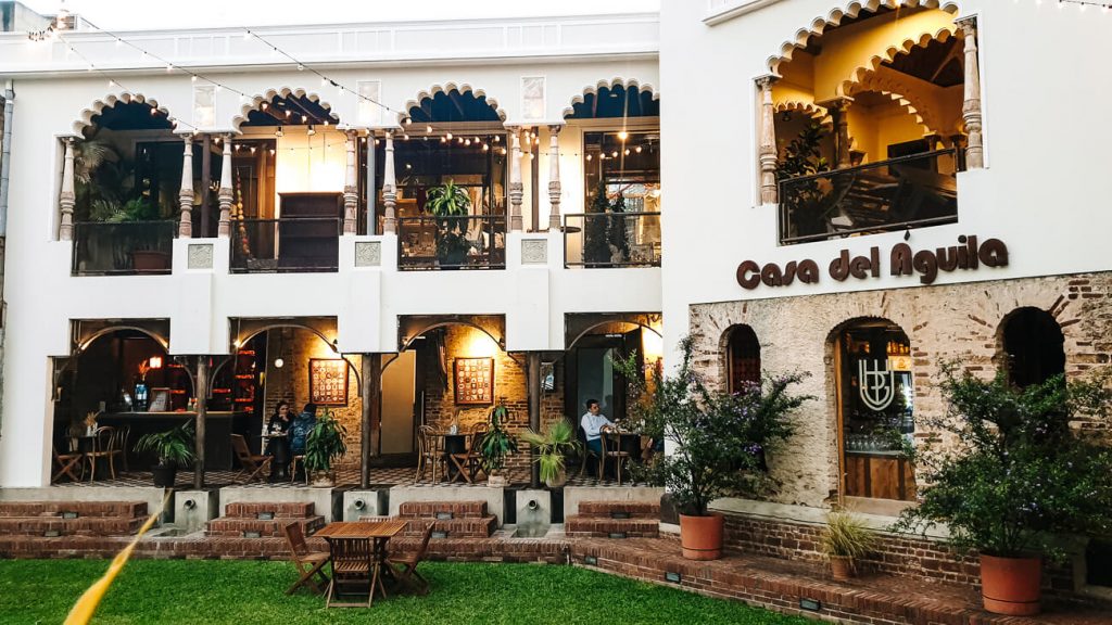 Quatro grados norte (zona 4), bestaat uit een paar straten met talloze restaurants en lunchrooms. In Casa del Aguila vind je onder andere mooie boutique stores en het restaurant Flor de Lis, waar je een bijzondere culinaire ervaring tegemoet gaat.