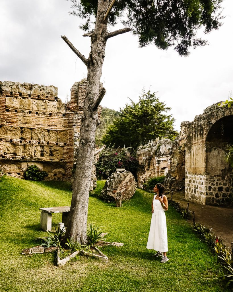 Deborah bij ruïnes in Antigua Guatemala.