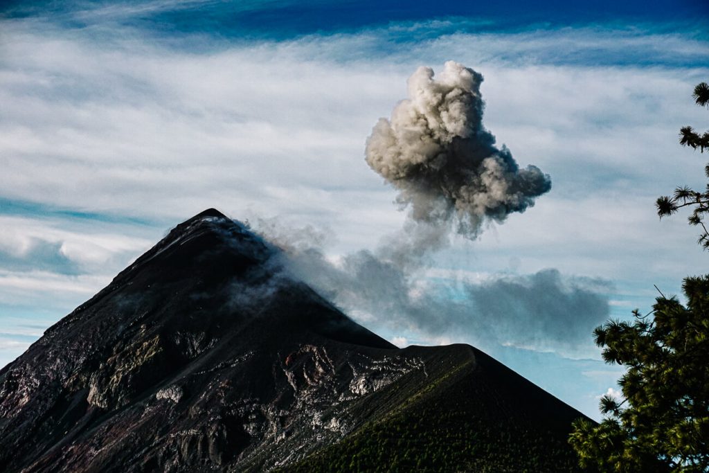 Uitzicht op uitbarstende Fuego vulkaan vanaf de Acatenango.