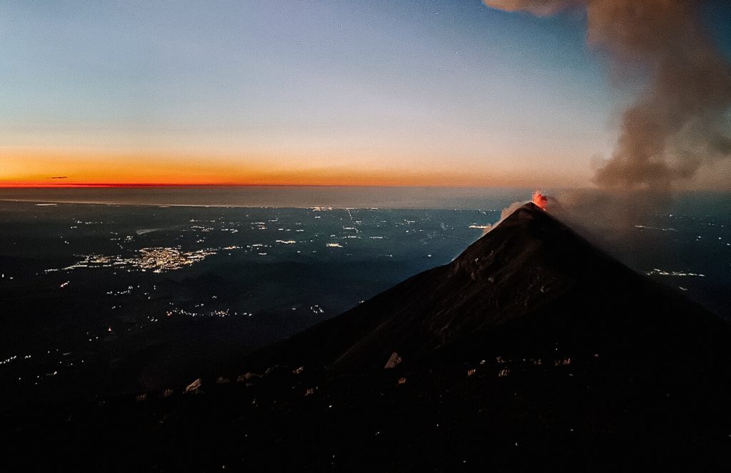 Uitzicht op uitbarstende Fuego vulkaan vanaf de Acatenango tijdens zonsopgang, een van de meest bijzondere tochten en bezienswaardigheden in Guatemala.