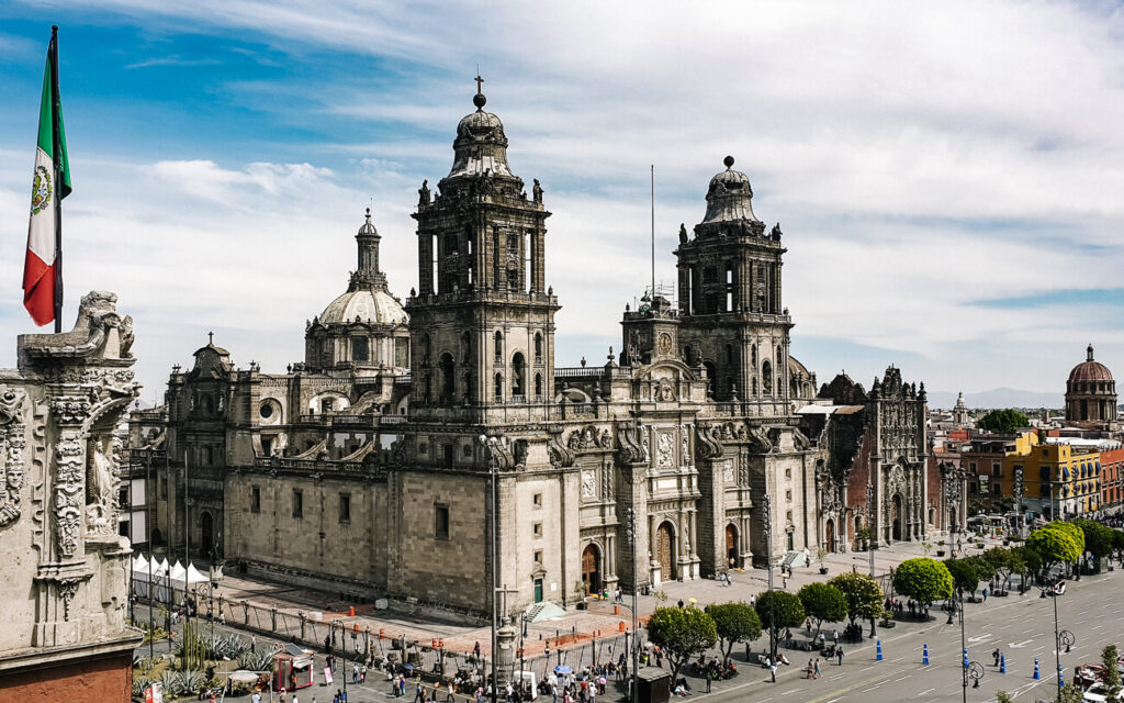 Discover the famous Zócalo, the central square, one of my tips for the best things to do in Mexico City.