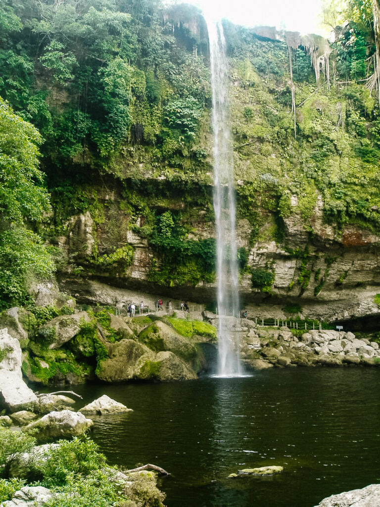 Visit the waterfall of Misol-Há, one of my travel tips for a trip to Chiapas in Mexico.