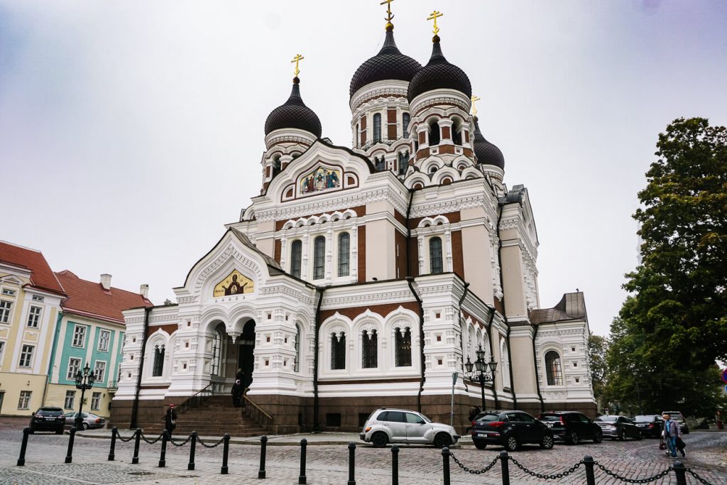 De Alexander Nevsky is een gekleurde en rijk gedecoreerde Orthodox Russische kerk, totaal anders dan alle andere kerken en bezienswaardigheden in Tallinn.