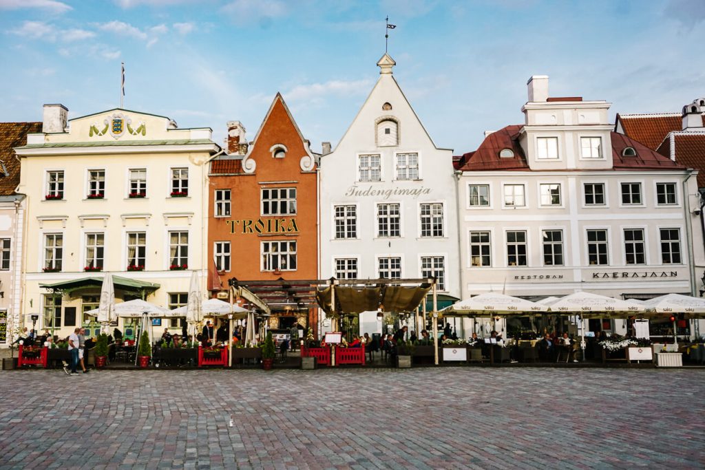 mooie huizen op Raekoja Plats, een van de top bezienswaardigheden in Tallinn Estland