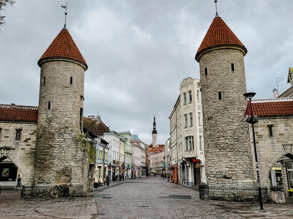 Viru gate, de oude stadspoort van Tallinn en een van de bezienswaardigheden
