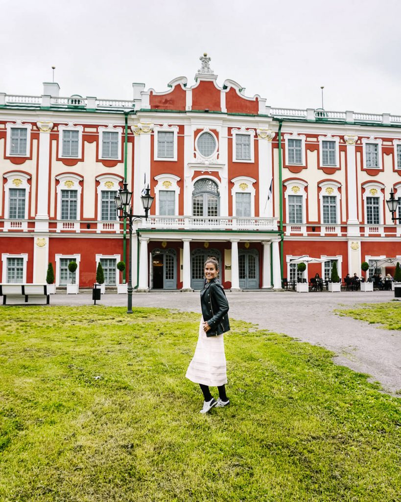 Deborah bij Kadriorg paleis, een van de top bezienswaardigheden in Tallinn vanwege de bijzondere bouwstijl