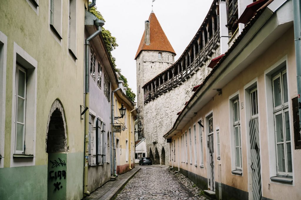Helleman toren en stadsmuur in Tallinn