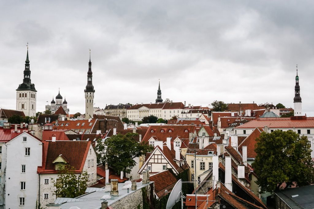 uitzicht op oude stad van Tallinn met kerktorens vanaf Helleman toren