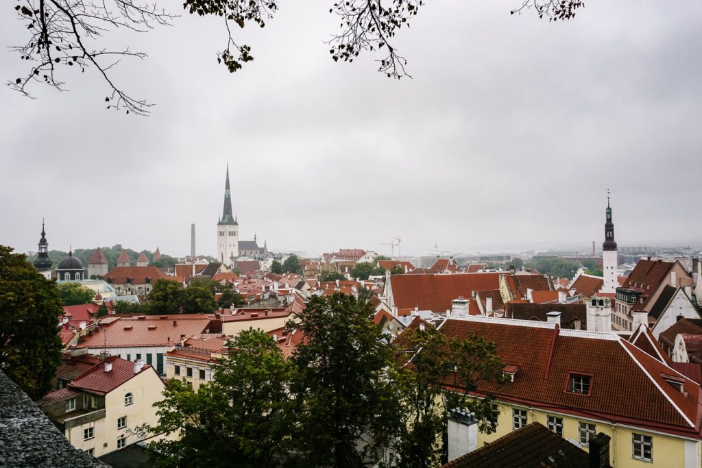 Toompea hill heeft twee belangrijke uitzichtpunten. Het uitzichtpunt van Kohtuotsa, in het Noorden biedt uitzicht recht op de straatjes, de huizen met oranje dakpannen en bezienswaardigheden van Tallinn.