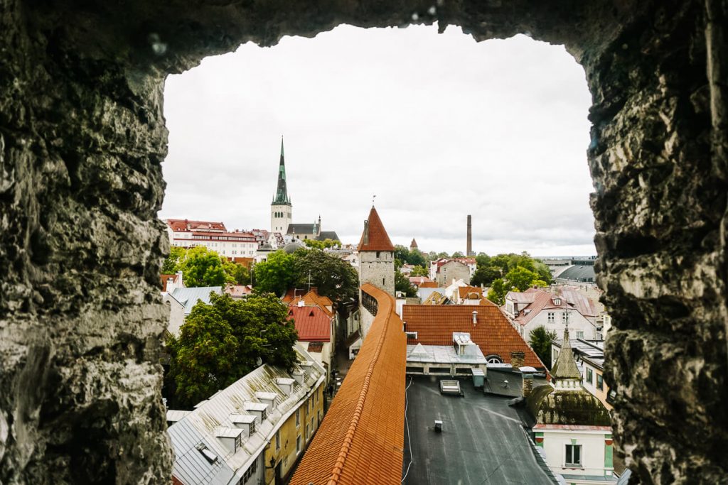 uitzicht vanaf Helleman toren op stadsmuur van Tallinn
