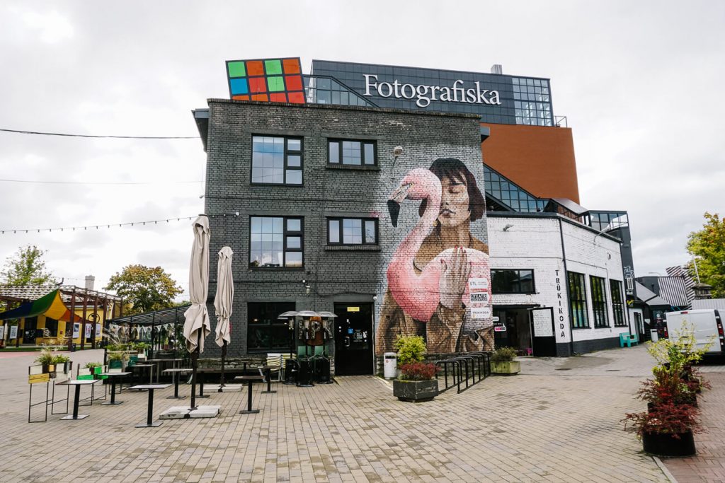 Fotografiska museum in Telliskivi Creative city. Een voormalig industrieterrein in de wijk Kalamaja in Tallinn en omgetoverd tot creatieve broedplaats, waar veel start ups en creatieve bedrijven hun weg naartoe hebben gevonden.