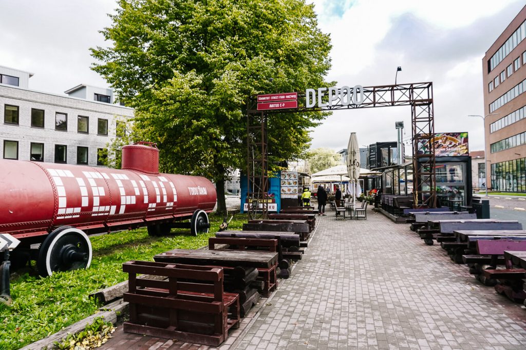Depoo, is the food street in Telliskivi. Trains and containers are the setting for restaurants en foodtrucks