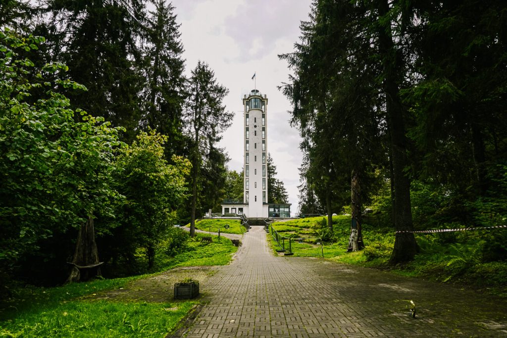 Suur Munamägi uitkijktoren, voor mooi zicht op de bosrijke natuur en bezienswaardigheden in Zuid Estland