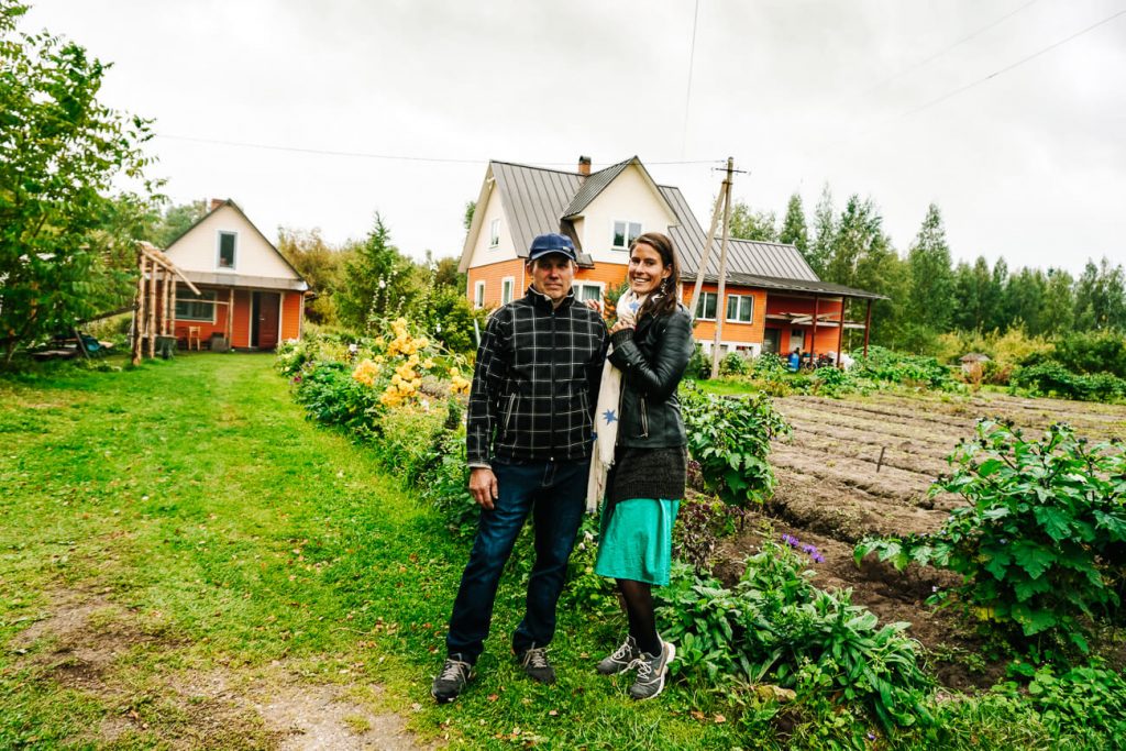 Deborah en boer bij Kostja’s Onion farm in Zuid Estland