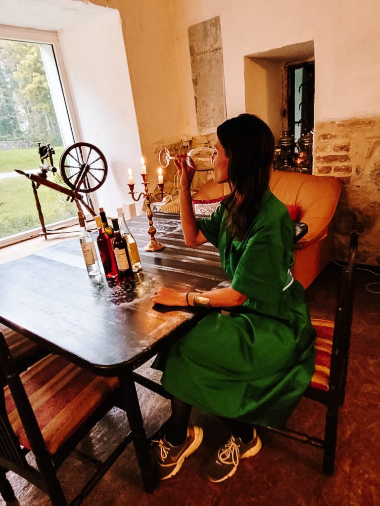 Deborah bij wijnproeverij in Alatskivi Manor Flavors