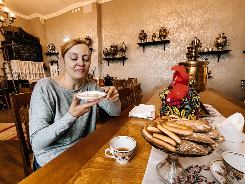 langs de Onion route bij Lake Peipsi in Zuid Estland kun je een traditionele Ivan Chai Tea ceremony van de Old Believers ervaren, waarbij je de thee van een bordje slurpt