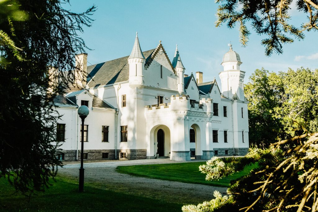 Alatskivi castle | The Alatskivi Castle dates back to the 17th century but was remodeled in the 19th century to resemble the royal Balmoral residence in Scotland.