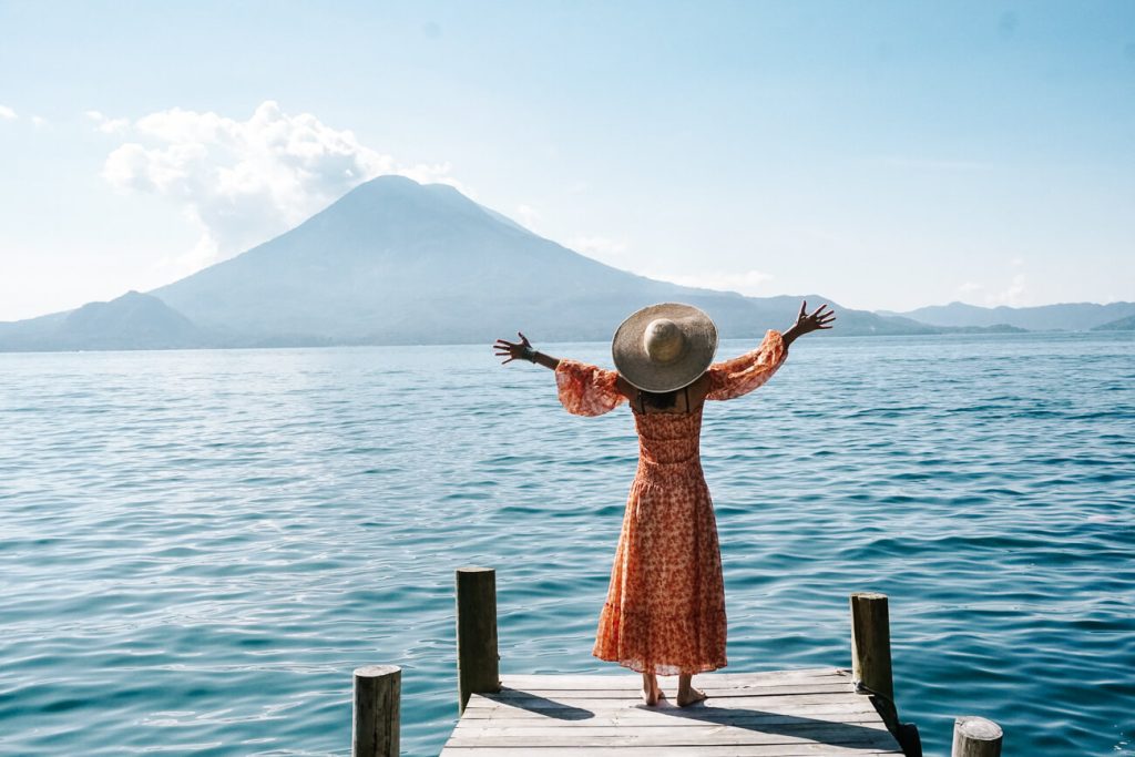 Deborah met uitzicht op meer en vulkanen | Ontdek Lake Atitlan Guatemala: een uitgebreide reisgids + handige tips