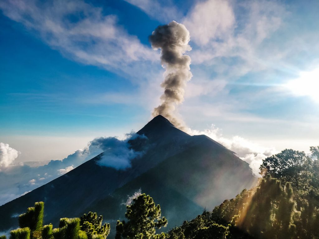 uitzicht op de actieve rokende Fuego vulkaan