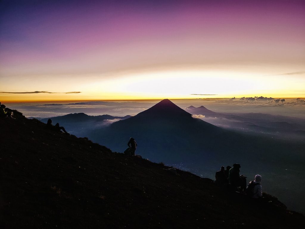 ochtend licht met uitzicht op Agua vulkaan vanaf top Acatenango