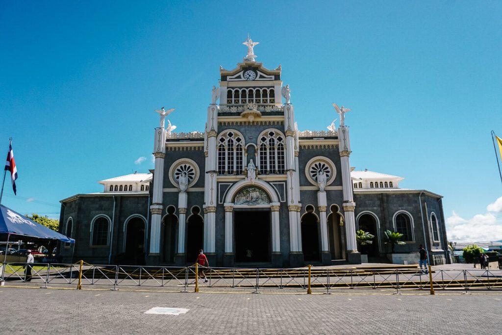 kathedraal van Cartago, de voormalige hoofdstad van Costa Rica. Talloze mensen brengen jaarlijks een bezoek aan de kathedraal, om een eerbetoon te brengen aan la Señora de los Ángeles, de beschermheilige van het land