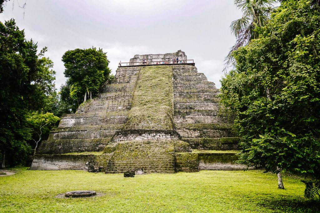 tempel 216, temple of the red hands in Maya stad 