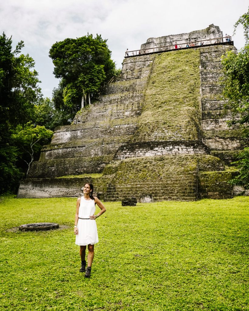 Deborah voor tempel 216 in Maya stad Yaxha Guatemala