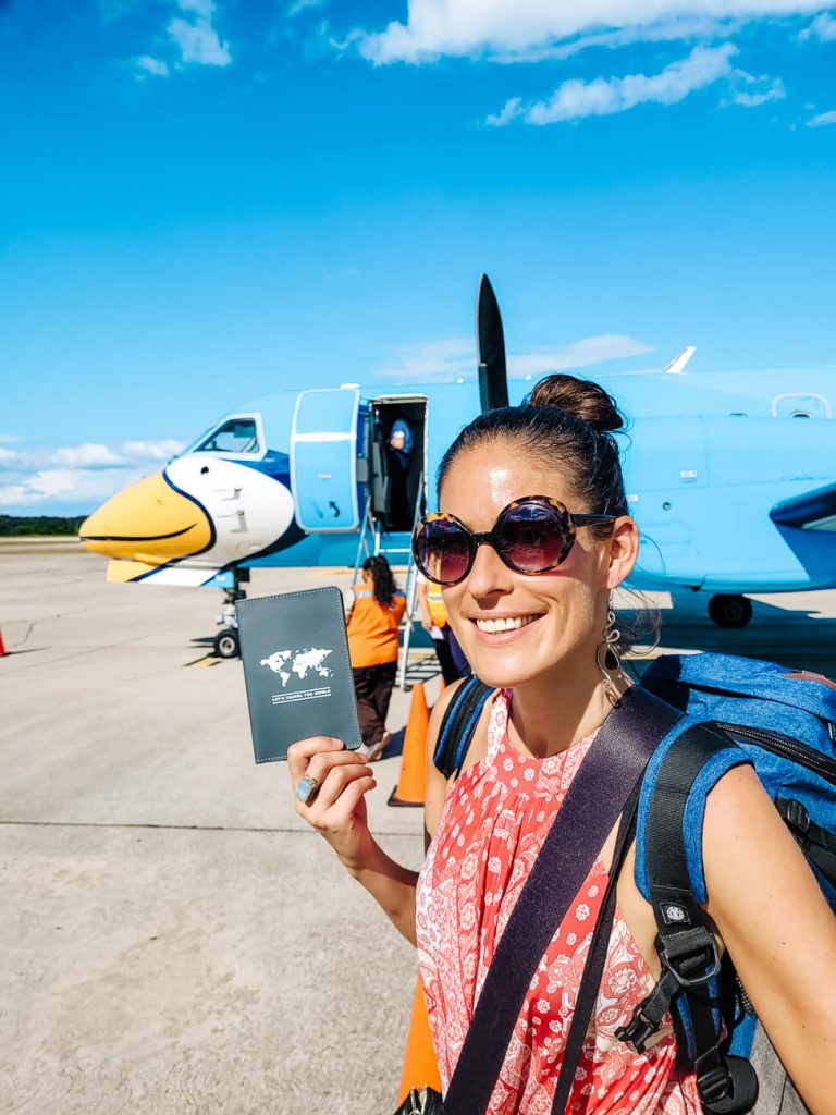 Deborah voor vliegtuig van Tag airlines op weg van Guatemala stad naar Flores in Peten Guatemala