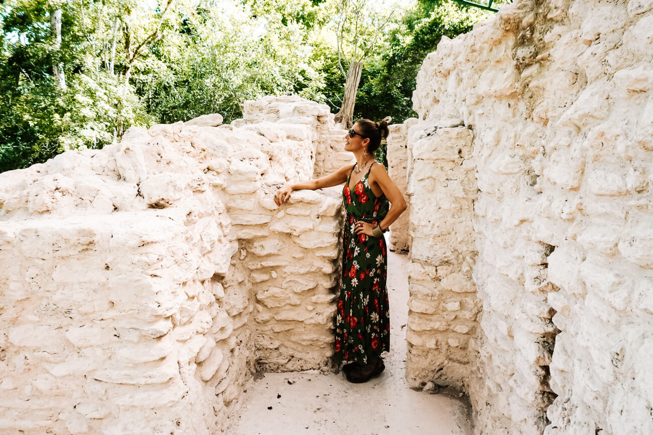 Deborah op gerestaureerde Maya tempel tijdens tour in El Mirador Guatemala