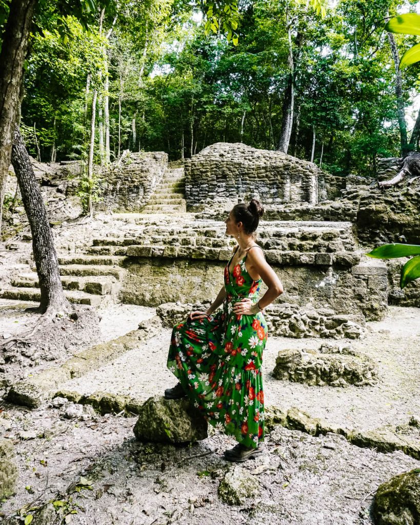 Deborah voor Maya ruines in El Mirador