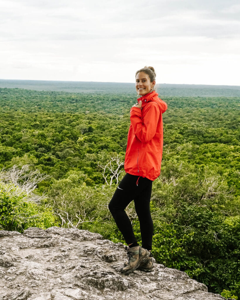 Deborah op La Danta tempel tijdens de Mirador Guatemala trek tour me uitzicht op jungle