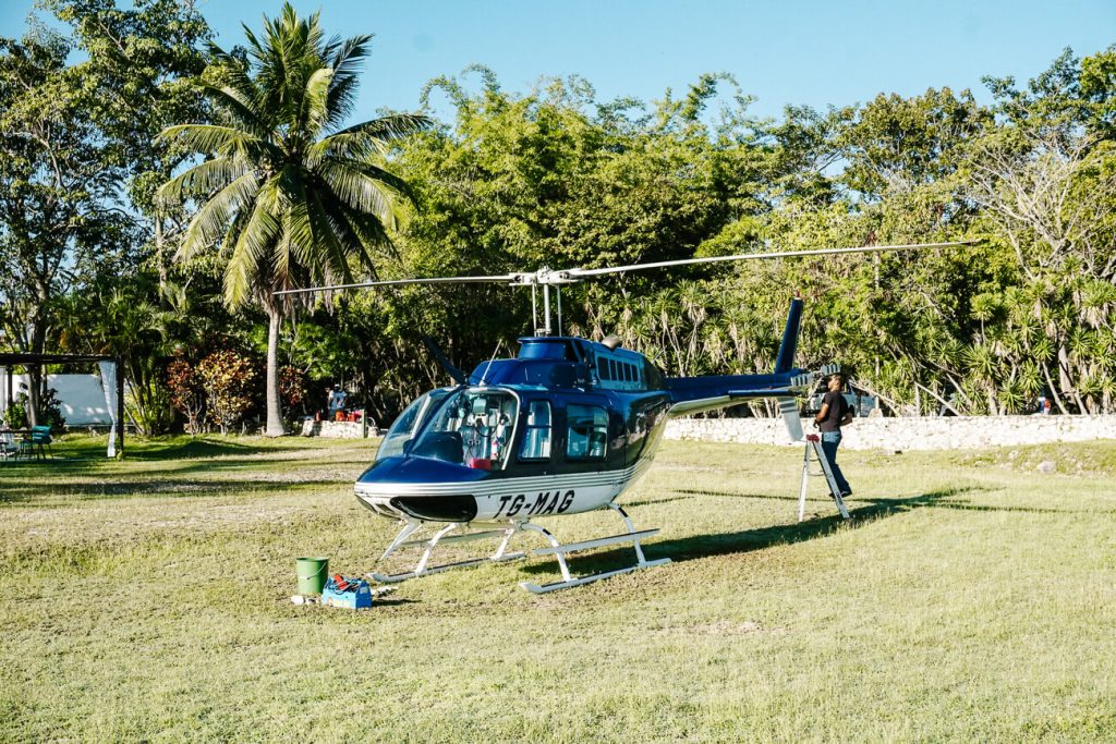 helikopter die vertrekt voor El Mirador Guatemala helicopter tour