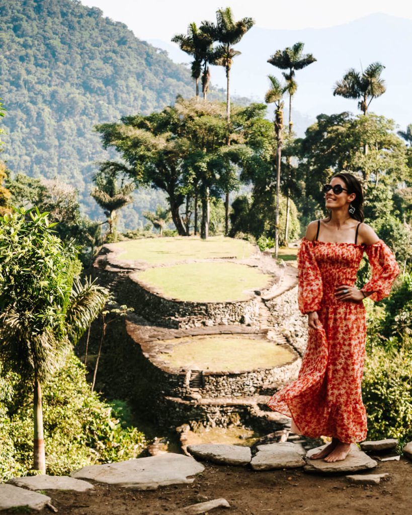 Deborah in oranje jurk bij Lost City in Colombia