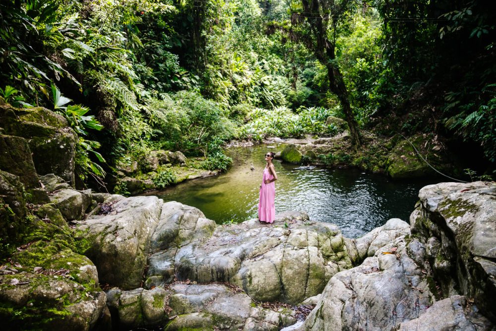 Deborah bij waterval in Colombia.